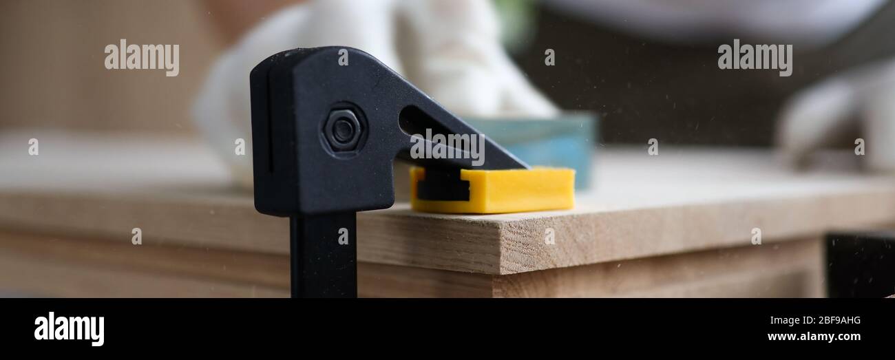 Falegname maschio lucida tavole di legno morsa fissa Foto Stock