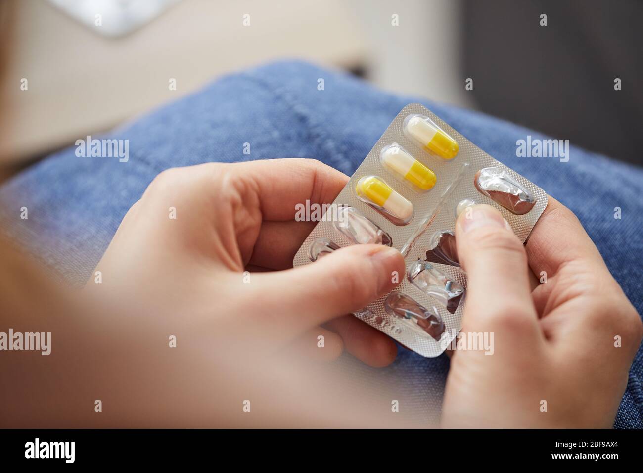 Primo piano di giovani donne in possesso di pillole che sta per prendere la medicina dalla malattia Foto Stock