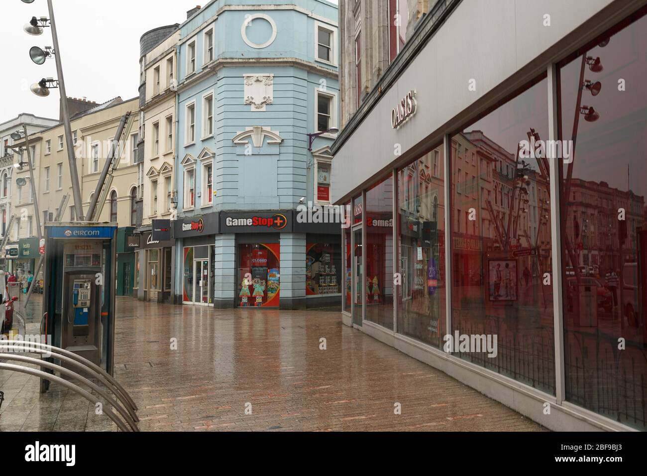 Cork, Irlanda. 17 Aprile 2020. I rivenditori che sentono l'impatto di Covid-19, Cork City. Debenhams e Oasis, due rivenditori di sughero città hanno chiuso finora a causa degli effetti devastanti di Covid-19. Credit: Damian Coleman/Alamy Live News Foto Stock