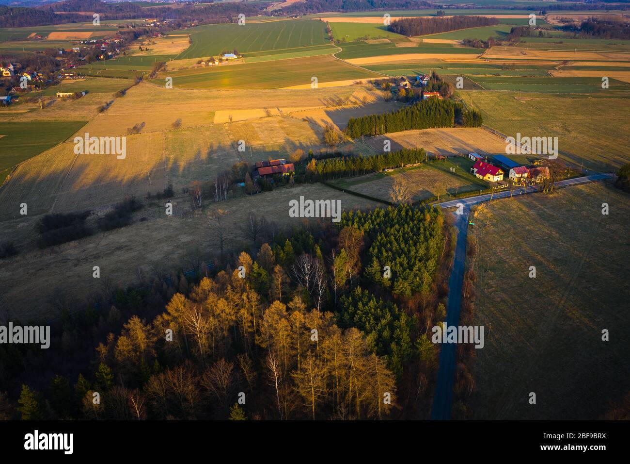 Piccolo villaggio tra terreni agricoli e spazio forestale - bellissimo paesaggio primaverile vicino a Batorówek, Table Mountains, Polonia. Vista dell'area Foto Stock