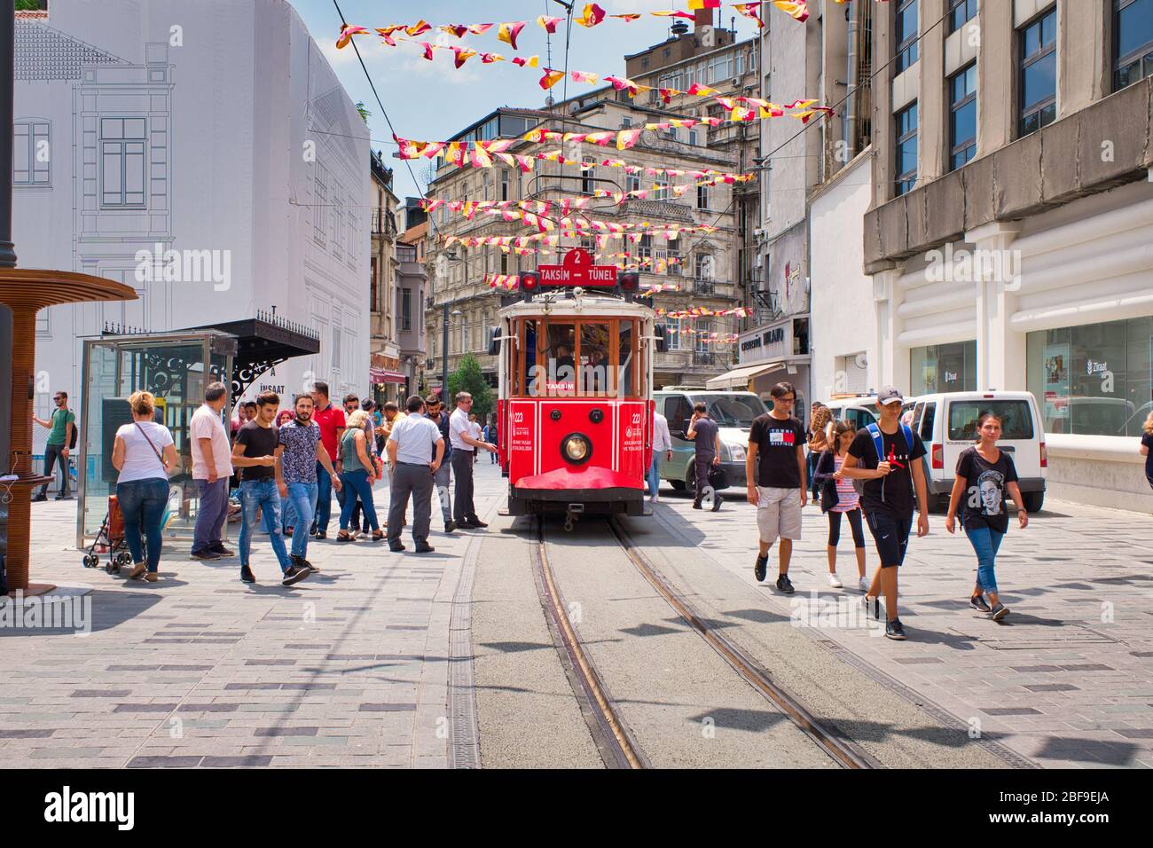 Il nostalgico tram rosso in via Taksim Istiklal a mezzogiorno. Taksim Istiklal Street è una destinazione popolare a Istanbul. Beyoglu, Taksim, Istanbul. Turchia. Foto Stock