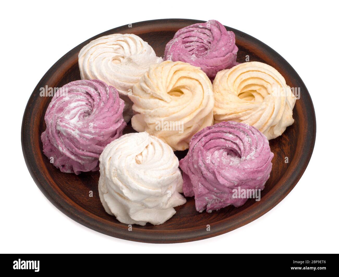 zephyr marshmallow in un piatto su sfondo bianco Foto Stock