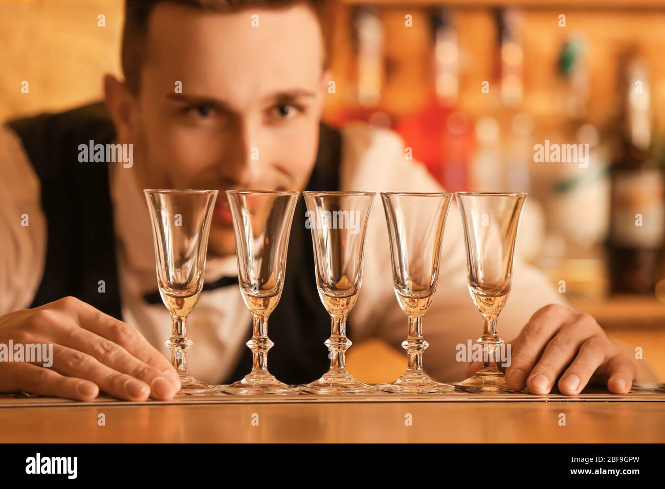 Bel barista maschile con shot in pub Foto Stock