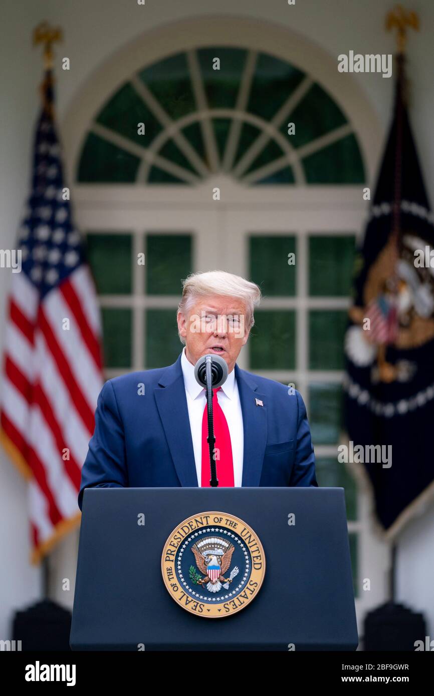 Il presidente degli Stati Uniti Donald Trump, risponde alle domande dei giornalisti durante il quotidiano COVID-19, briefing sui coronavirus nel Giardino delle Rose della Casa Bianca 14 aprile 2020 a Washington, DC. Foto Stock