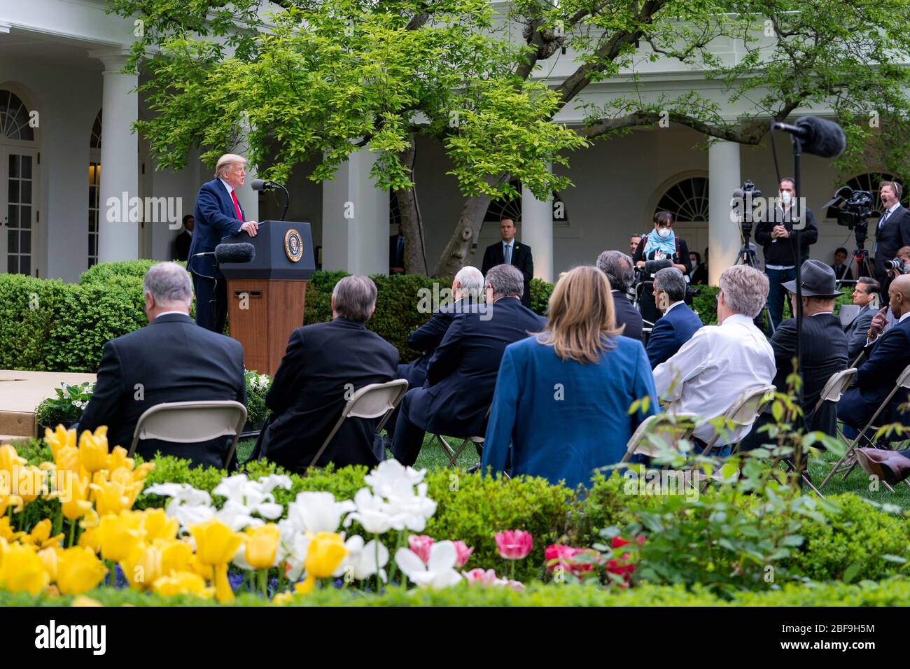 Il presidente degli Stati Uniti Donald Trump, risponde alle domande dei giornalisti durante il quotidiano COVID-19, briefing sui coronavirus nel Giardino delle Rose della Casa Bianca 14 aprile 2020 a Washington, DC. Foto Stock