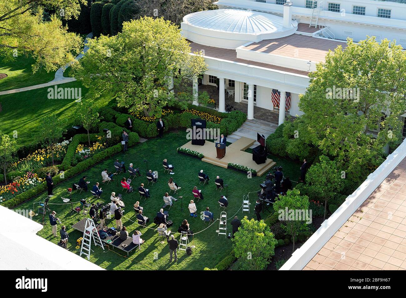 Il presidente degli Stati Uniti Donald Trump, risponde alle domande dei giornalisti durante il quotidiano COVID-19, briefing sui coronavirus nel Giardino delle Rose della Casa Bianca 15 aprile 2020 a Washington, DC. Foto Stock