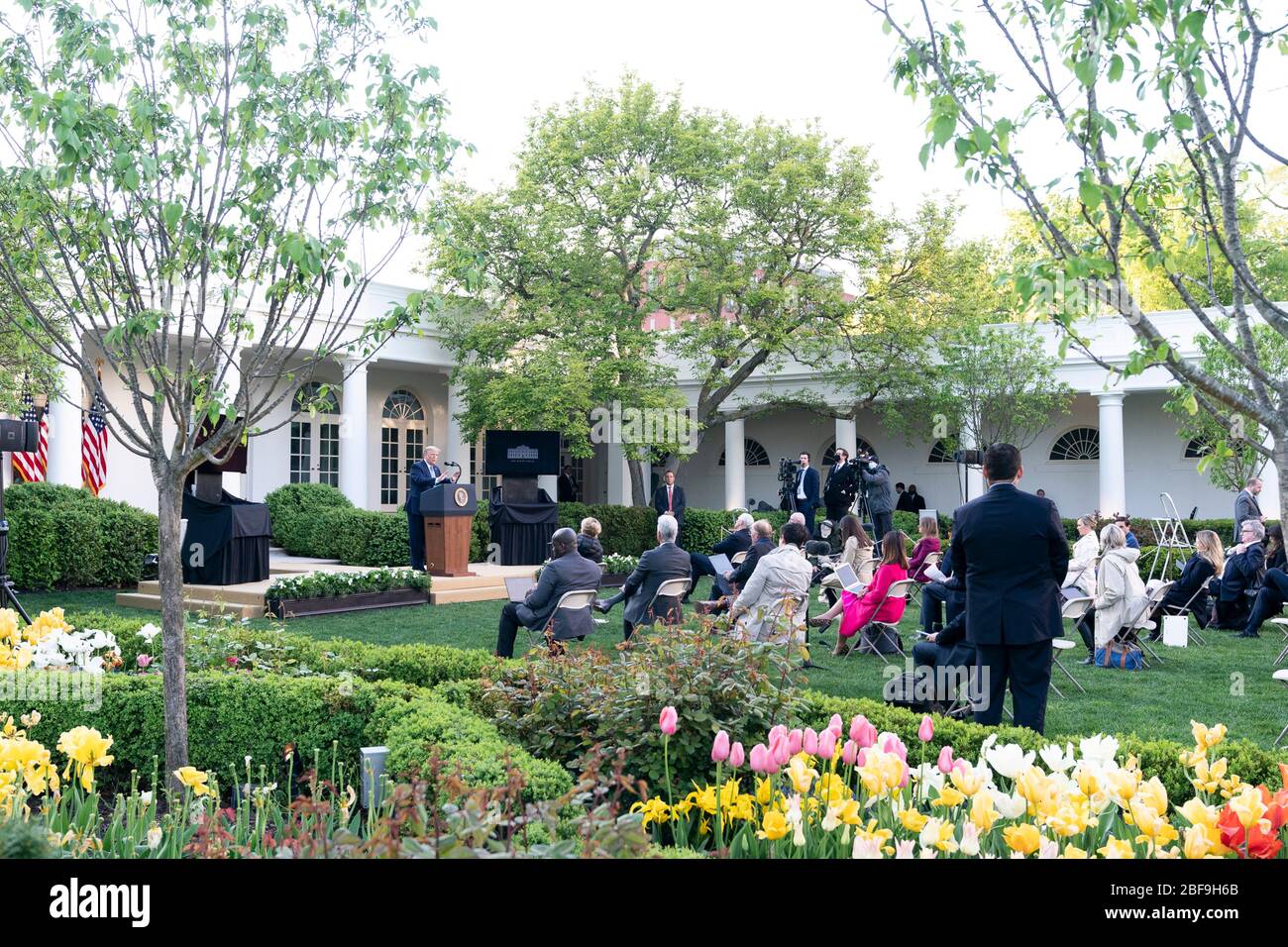 Il presidente degli Stati Uniti Donald Trump, risponde alle domande dei giornalisti durante il quotidiano COVID-19, briefing sui coronavirus nel Giardino delle Rose della Casa Bianca 15 aprile 2020 a Washington, DC. Foto Stock