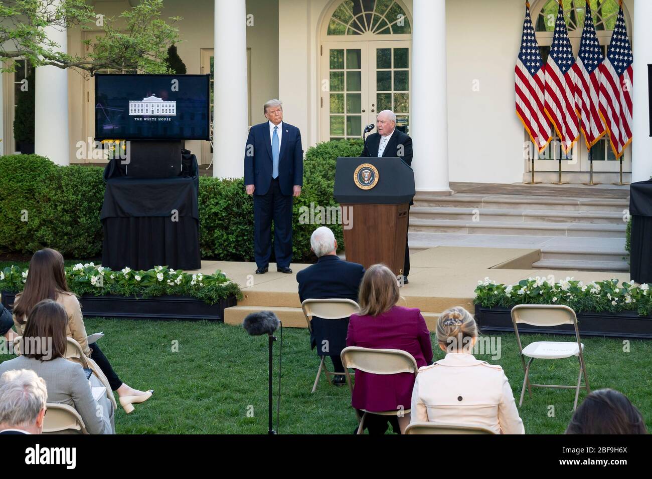 Il presidente degli Stati Uniti Donald Trump, ascolta come il segretario di Agricoltura Sonny Perdue ringrazia i fornitori di cibo durante il quotidiano COVID-19, briefing coronavirus nel Giardino delle Rose della Casa Bianca 15 aprile 2020 a Washington, DC. Foto Stock