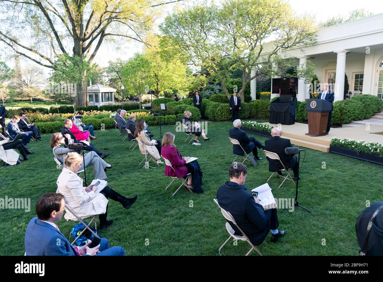 Il presidente degli Stati Uniti Donald Trump, risponde alle domande dei giornalisti durante il quotidiano COVID-19, briefing sui coronavirus nel Giardino delle Rose della Casa Bianca 15 aprile 2020 a Washington, DC. Foto Stock