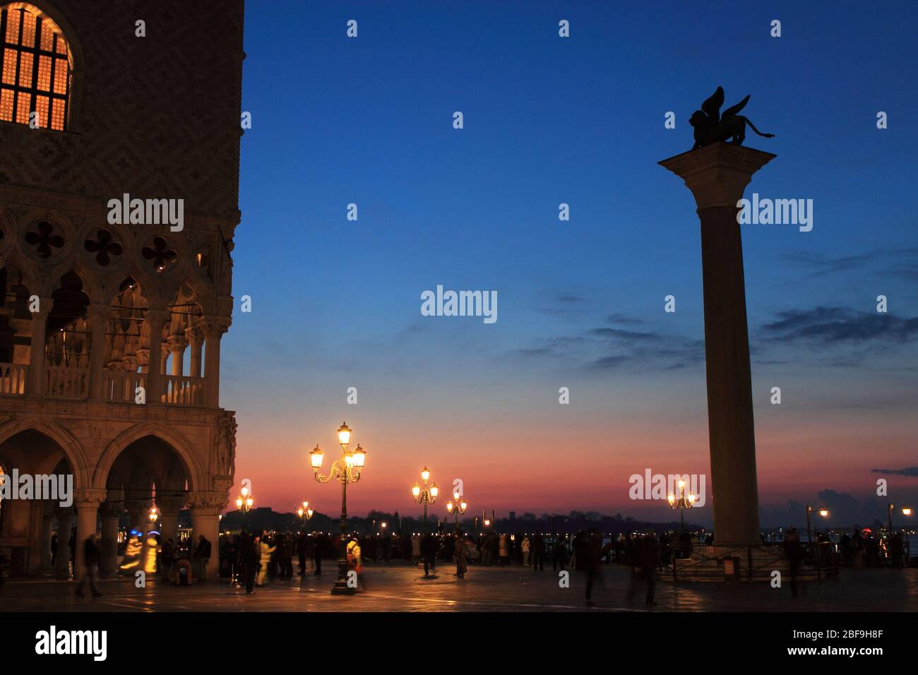 Venezia, Italia - 10 febbraio 2018: Piazza San Marco all'alba a Venezia Foto Stock