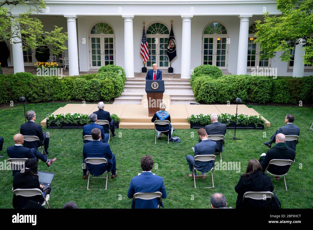 Il presidente degli Stati Uniti Donald Trump, esprime commenti ai giornalisti durante il quotidiano COVID-19, briefing sui coronavirus nel Giardino delle Rose della Casa Bianca 14 aprile 2020 a Washington, DC. Foto Stock