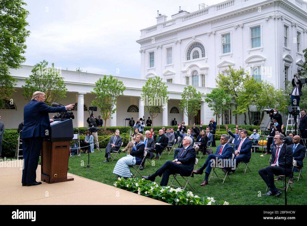 Il presidente degli Stati Uniti Donald Trump, risponde alle domande dei giornalisti durante il quotidiano COVID-19, briefing sui coronavirus nel Giardino delle Rose della Casa Bianca 14 aprile 2020 a Washington, DC. Foto Stock