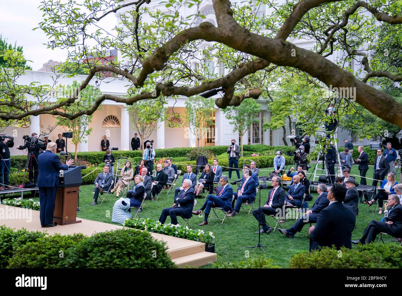 Il presidente degli Stati Uniti Donald Trump, risponde alle domande dei giornalisti durante il quotidiano COVID-19, briefing sui coronavirus nel Giardino delle Rose della Casa Bianca 14 aprile 2020 a Washington, DC. Foto Stock