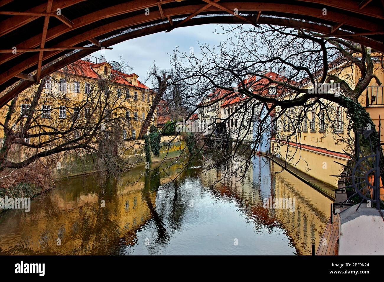 Vista del canale di Certovka (conosciuto anche come 'il flusso del male'), sotto il Ponte Carlo, tra l'isolotto di Kampa e Mala Strana, Praga, Repubblica Ceca. Foto Stock