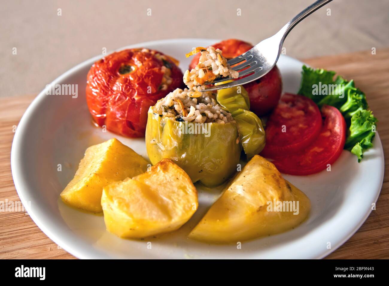 'Gemista' (o 'Yemista'), un tradizionale cibo greco. Verdure (pomodori, peperoni, patate, ecc.) ripieni di riso (a volte anche carne macinata). Foto Stock