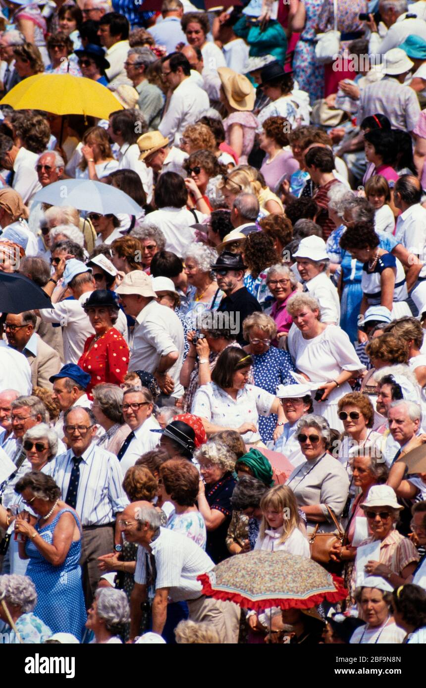 FOLLE: In un periodo di distanza sociale, ecco uno sguardo agli eventi in tutto il mondo che ho fotografato, dove centinaia, o migliaia di persone sono state affollate insieme. Queste sono scene che difficilmente vedremo ripetute per un lungo periodo di tempo. Spettacoli fotografici: La folla all'interno del Castello di Windsor alla cerimonia del Garter nel 1998 Photo Credit: David Levenson Foto Stock