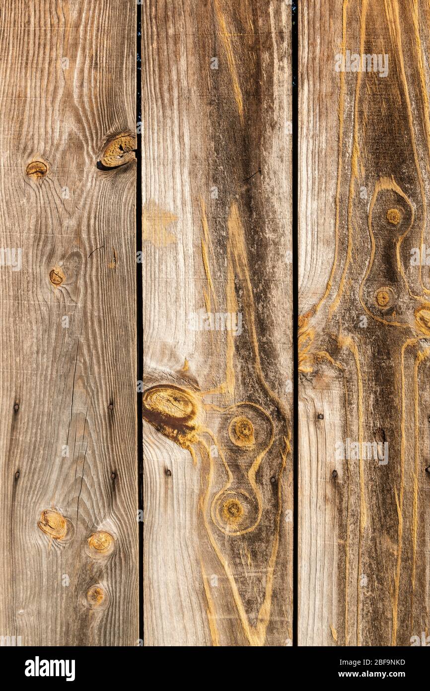 Fienile legno parete plancing Texture. Legno vecchio rigenerato doghe rustico sfondo. Elementi di arredo in stile vintage moderno. Bruno scuro in legno duro Foto Stock