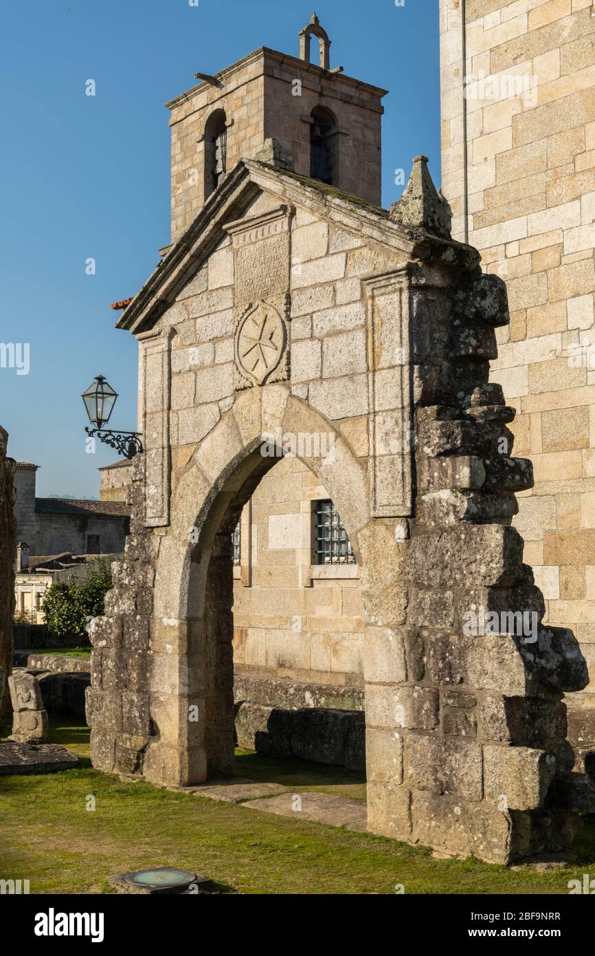 Vista sulle rovine di Paco dos Condes a Barcelos. Il simbolo della città è un gallo in portoghese chiamato Galo de Barcelos (Gallo di Barcelos). Foto Stock