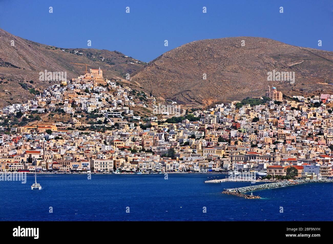 Vista di Ermoupolis o ('Hermoupolis') & Ano Syra, isola di Syros, Cicladi, Mar Egeo, Grecia. Foto Stock