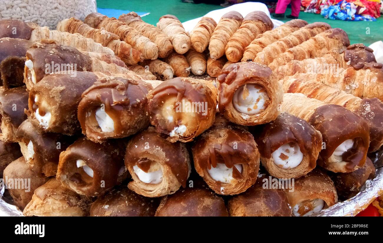 Panini o pasticceria panna di puff vendono in mercato a lucknow Foto Stock