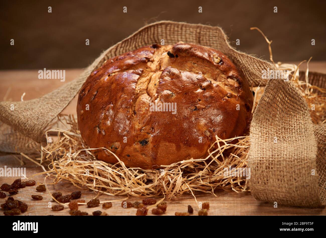 Pane tradizionale tedesco fresco, pane dolce con uvetta Foto Stock