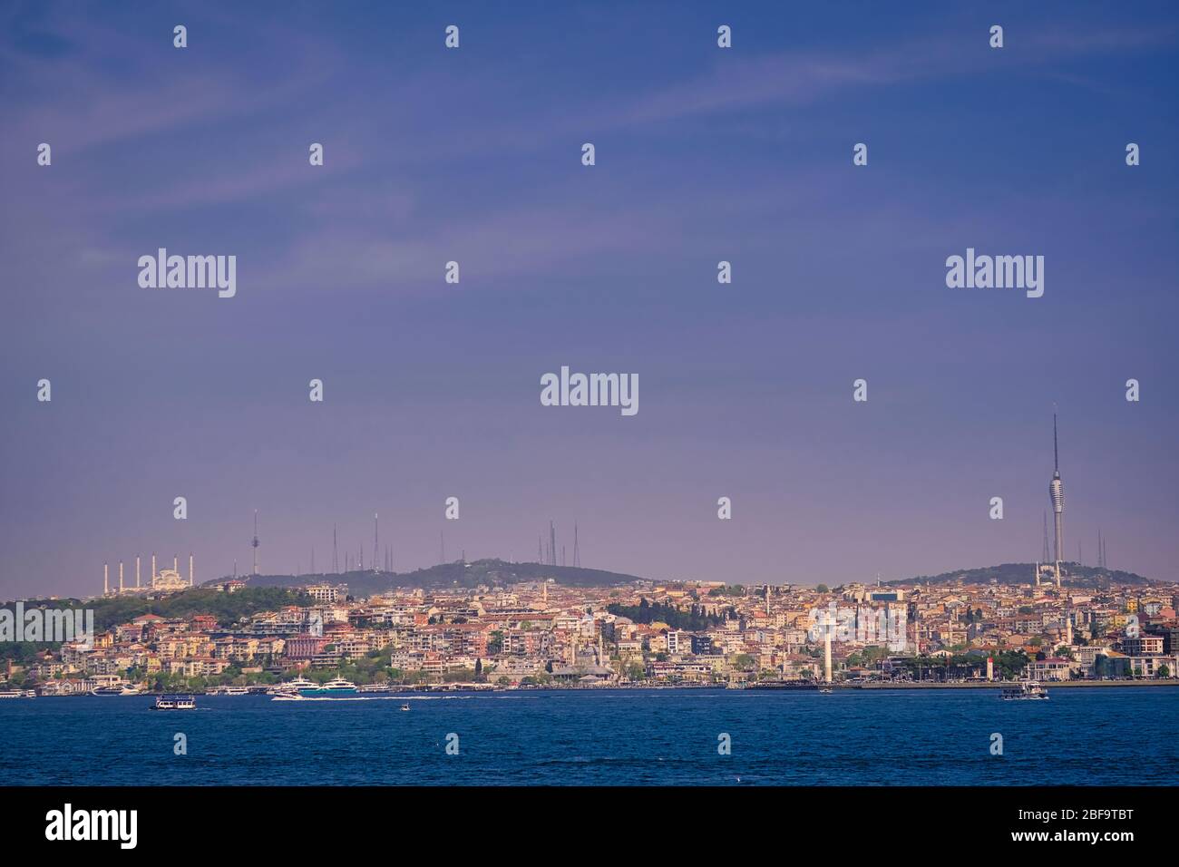 Trasmettitore televisivo Camlica Hill di Istanbul. La Torre della TV. Foto Stock