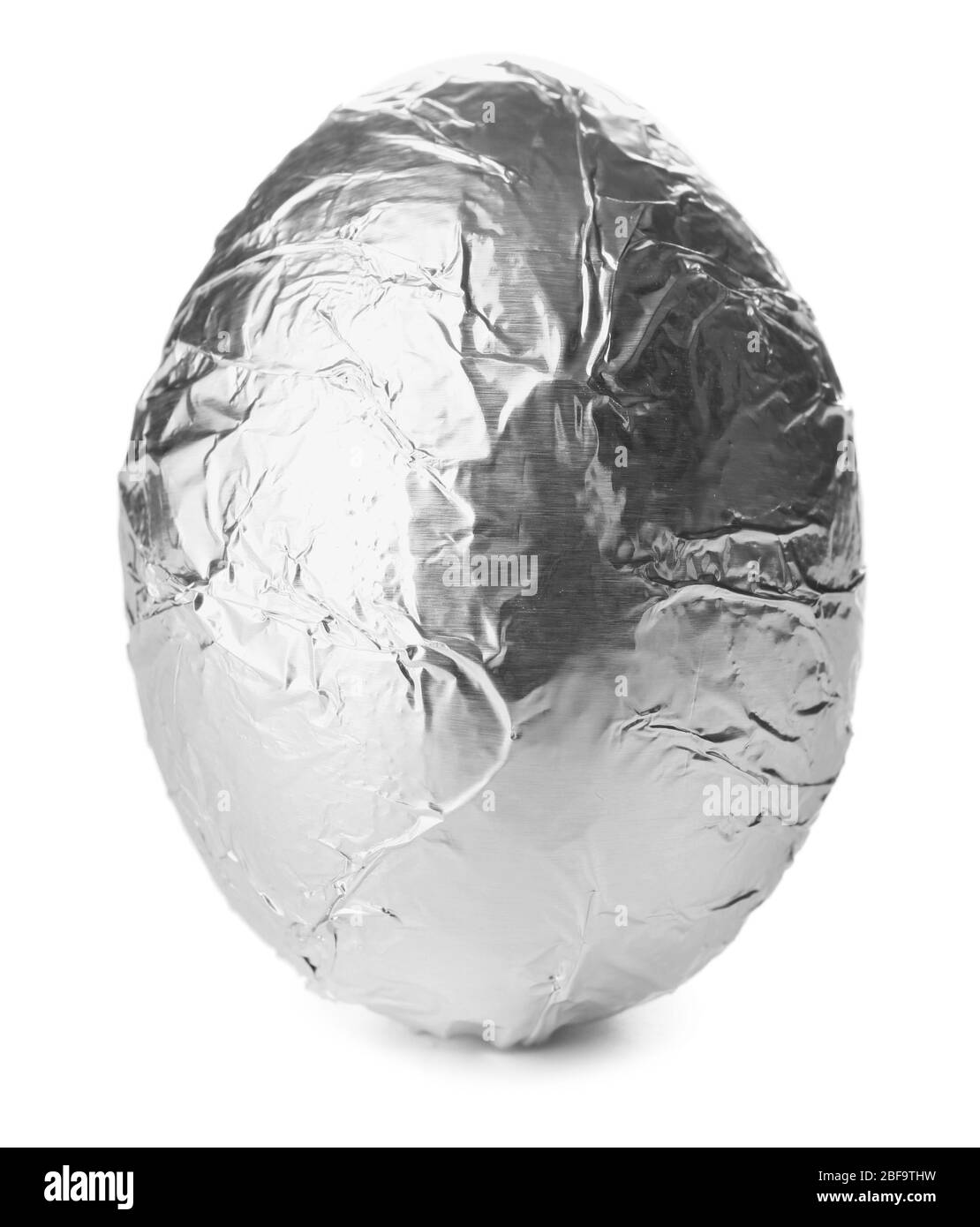 Uovo di cioccolato dolce su sfondo bianco Foto Stock
