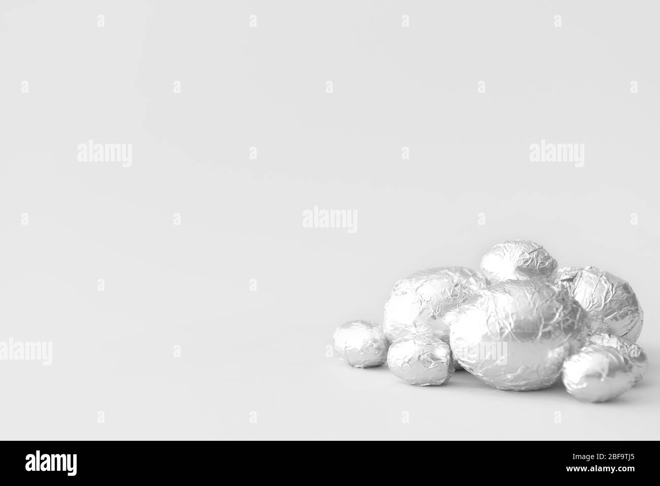 Uova di cioccolato dolci su sfondo chiaro Foto Stock