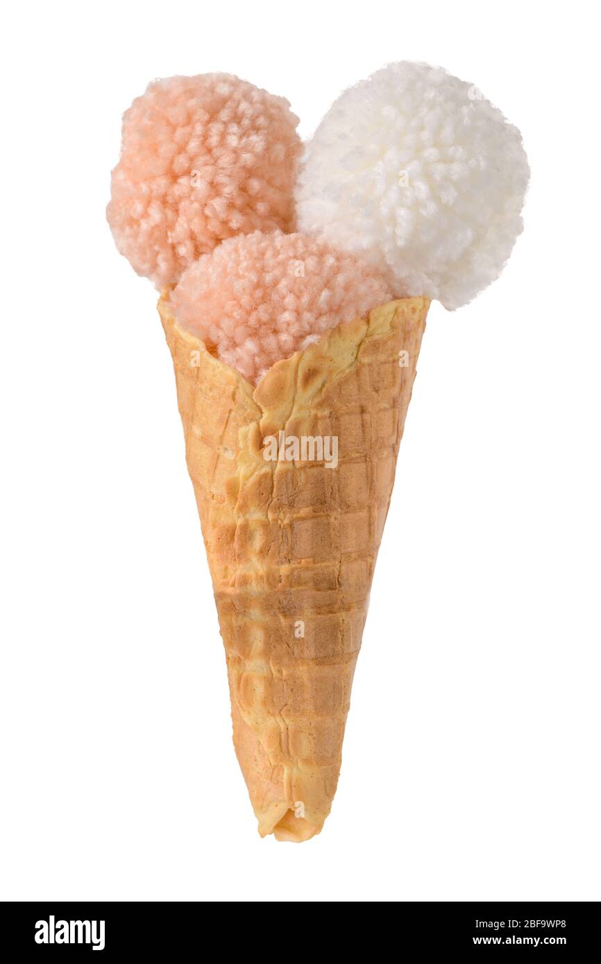 Corallo e bianco colore soffice POM in lana su gelato waffle cono su sfondo bianco. Foto Stock