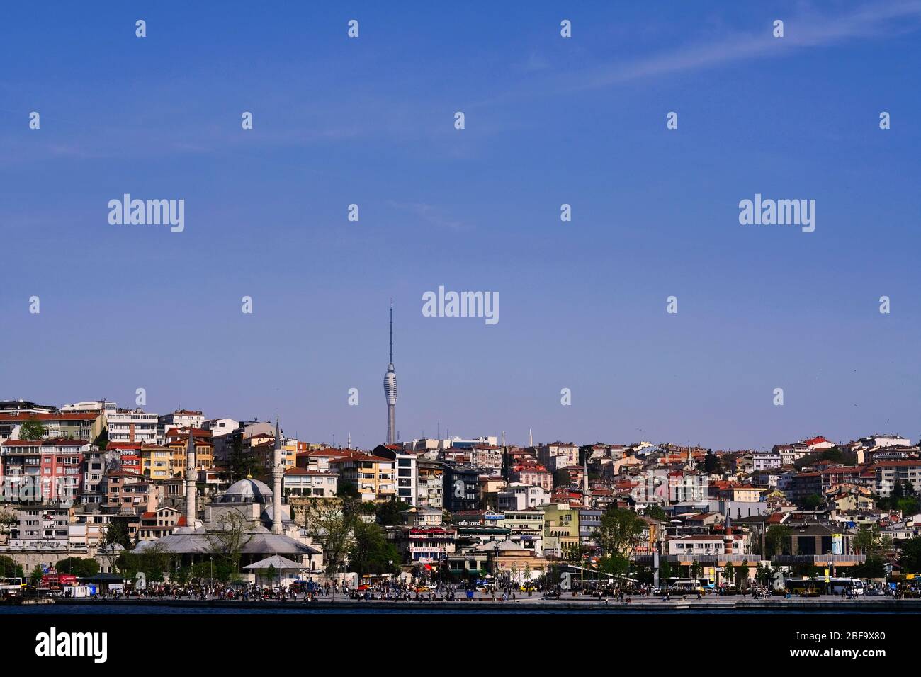 Trasmettitore televisivo Camlica Hill di Istanbul. La Torre della TV. Foto Stock