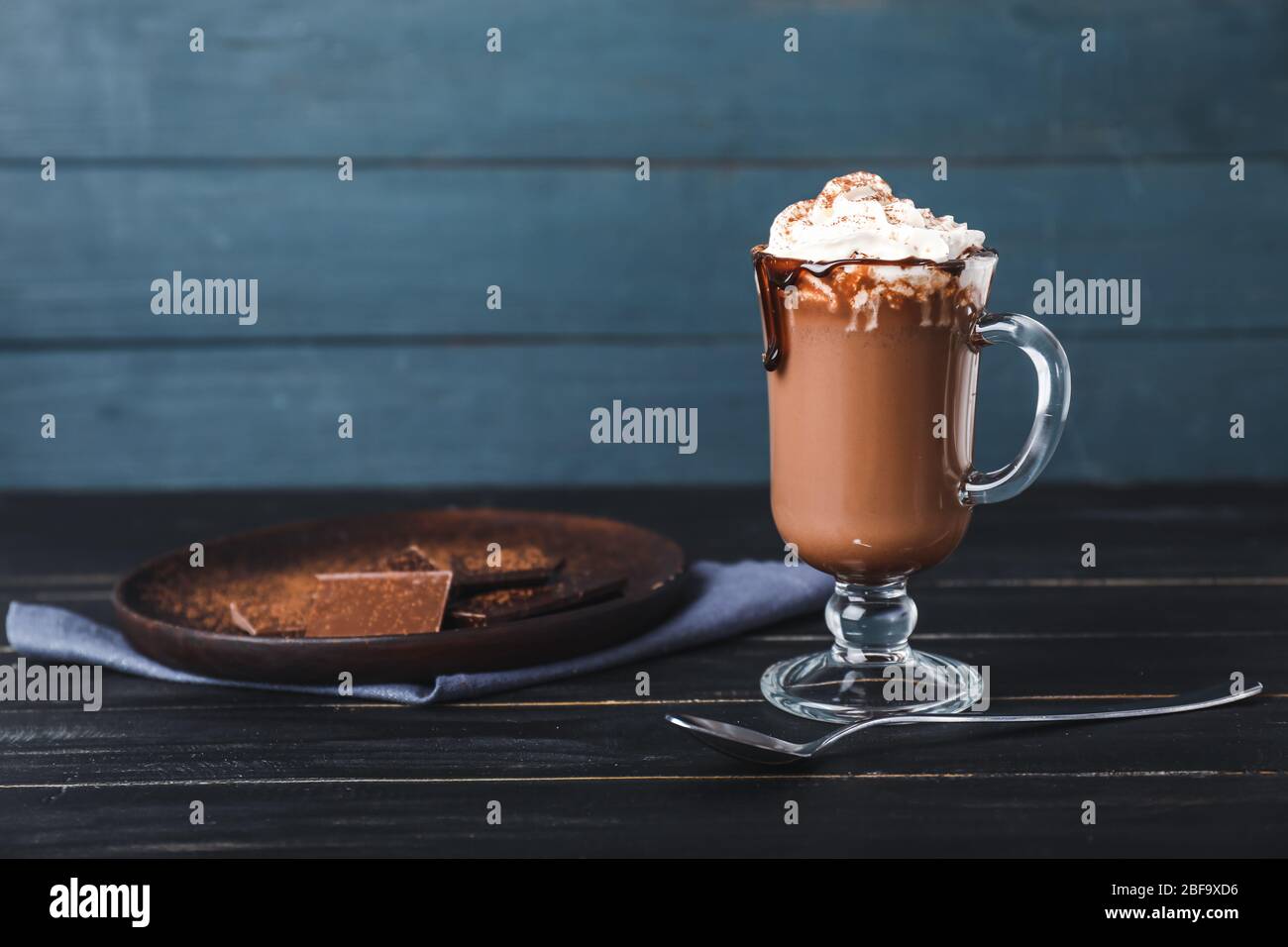 Tazza di cioccolata calda sul tavolo Foto Stock