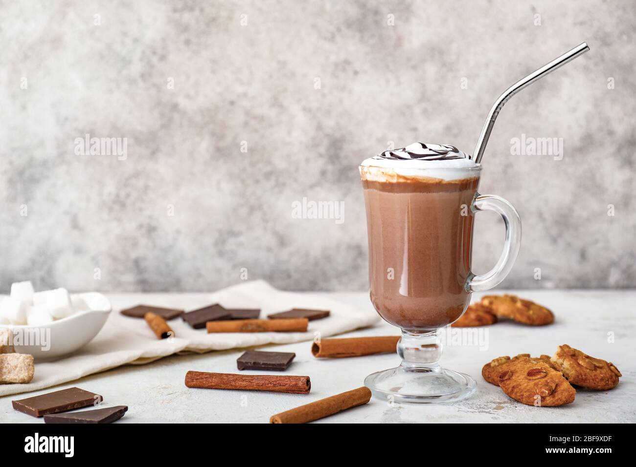 Tazza di cioccolata calda sul tavolo Foto Stock