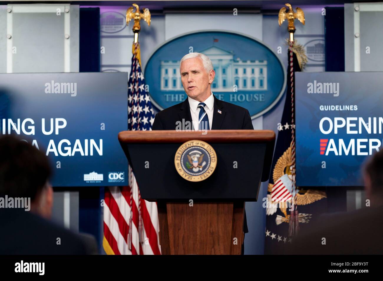 Washington, Stati Uniti d'America. 16 Apr 2020. Washington, Stati Uniti d'America. 16 aprile 2020. Il Vice Presidente degli Stati Uniti Mike Pence risponde alle domande dei giornalisti durante il quotidiano COVID-19, briefing sui coronavirus nella Briefing Room della Casa Bianca il 16 aprile 2020 a Washington, DC. Credit: Andrea Hanks/White House Photo/Alamy Live News Foto Stock