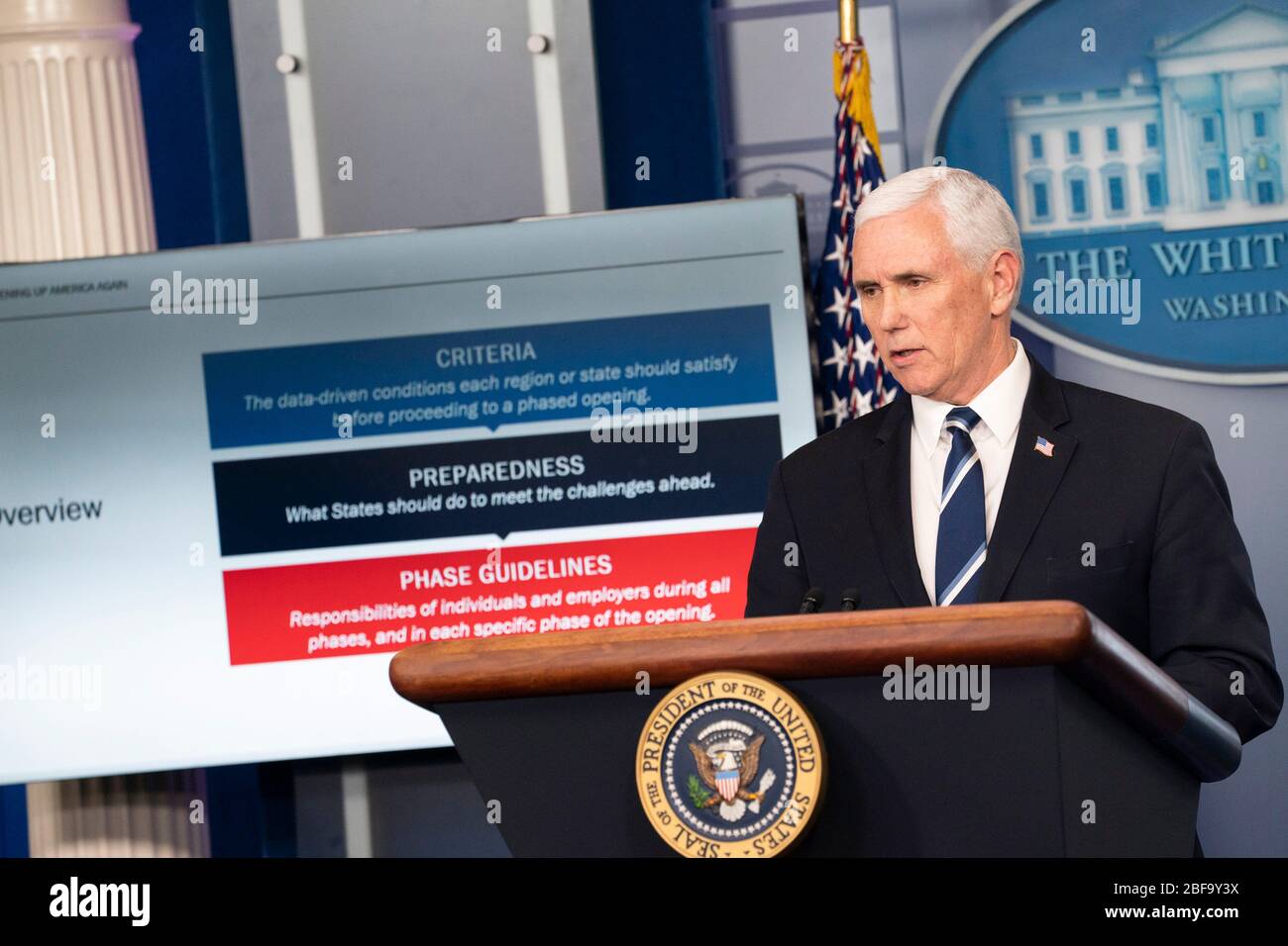 Washington, Stati Uniti d'America. 16 Apr 2020. Washington, Stati Uniti d'America. 16 aprile 2020. Il Vice Presidente degli Stati Uniti Mike Pence risponde alle domande dei giornalisti durante il quotidiano COVID-19, briefing sui coronavirus nella Briefing Room della Casa Bianca il 16 aprile 2020 a Washington, DC. Credit: Andrea Hanks/White House Photo/Alamy Live News Foto Stock