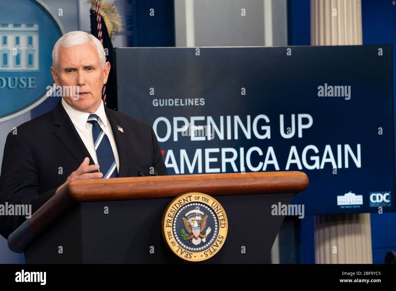 Washington, Stati Uniti d'America. 16 Apr 2020. Washington, Stati Uniti d'America. 16 aprile 2020. Il Vice Presidente degli Stati Uniti Mike Pence discute il piano per allentare le regole di quarantena durante il briefing quotidiano COVID-19, sui coronavirus nella Briefing Room della Casa Bianca il 16 aprile 2020 a Washington, DC. Credit: Andrea Hanks/White House Photo/Alamy Live News Foto Stock