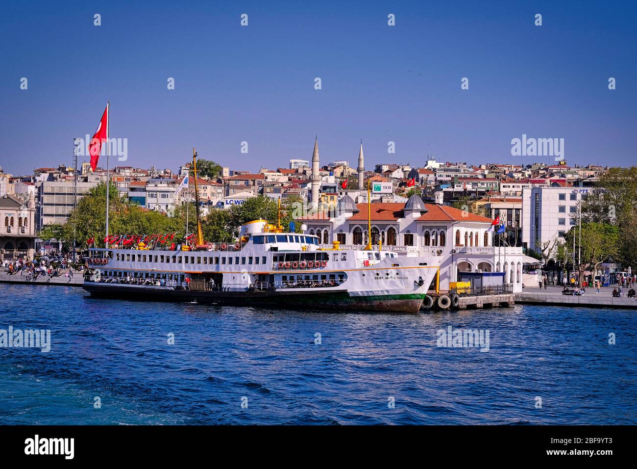 İDO Ferries che trasportano passeggeri nello stretto di Istanbul. Foto Stock