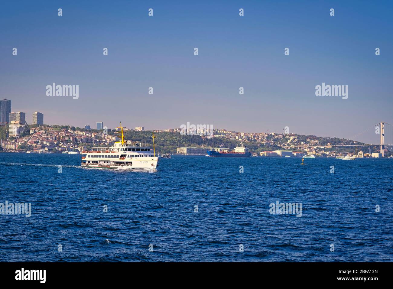 İDO Ferries che trasportano passeggeri nello stretto di Istanbul. Foto Stock