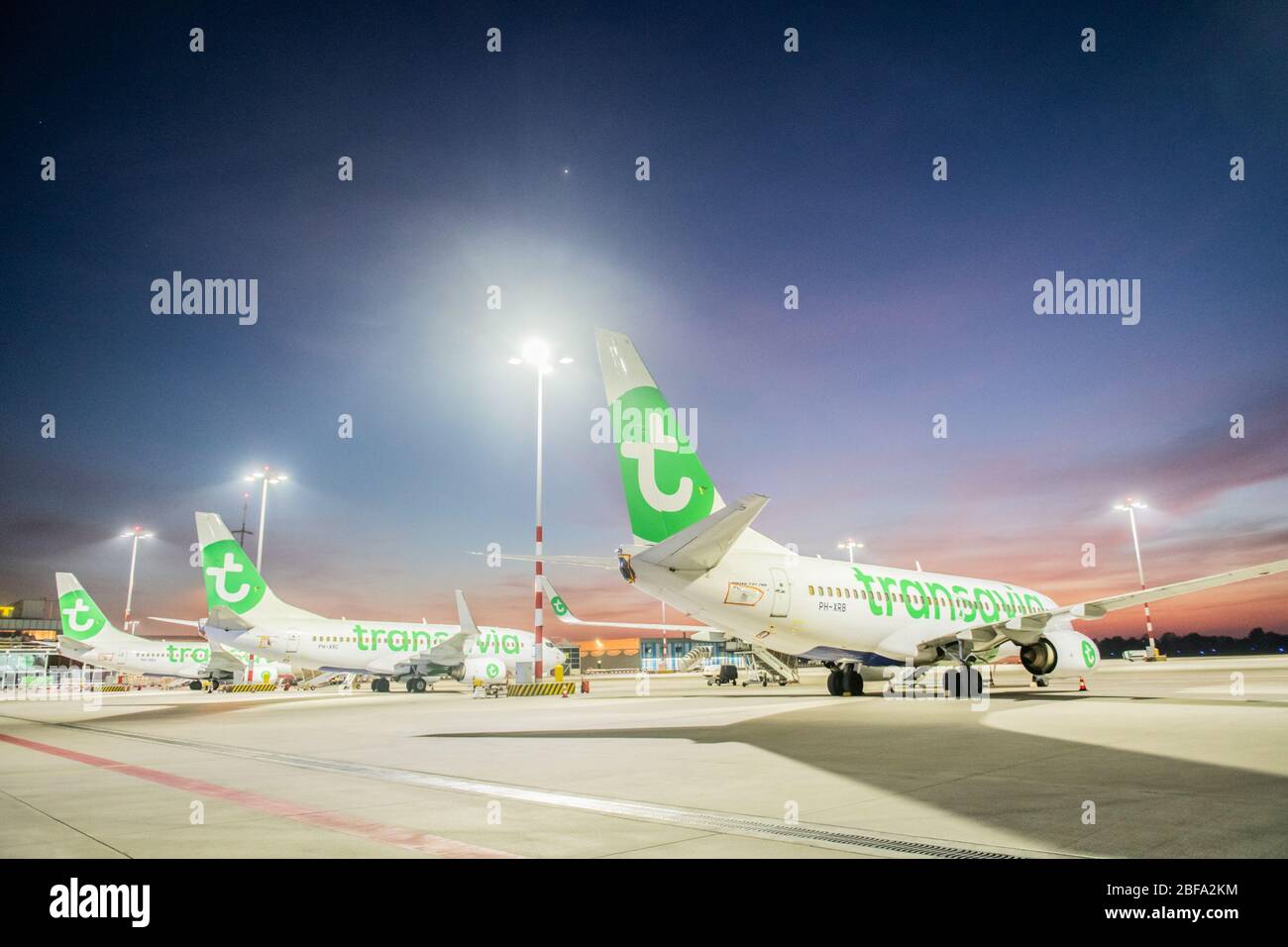 Rotterdam, Paesi Bassi. 17 Aprile 2020. ROTTERDAM, 15-04-2020, sei aerei Transavia sono stati messi a terra a causa del Coronavirus all'aeroporto di Rotterdam-l'Aia. ZES Transavia toestellen staan al weken aan de grond vanwege de corona maatregelen. Credito: Pro Shots/Alamy Live News Foto Stock