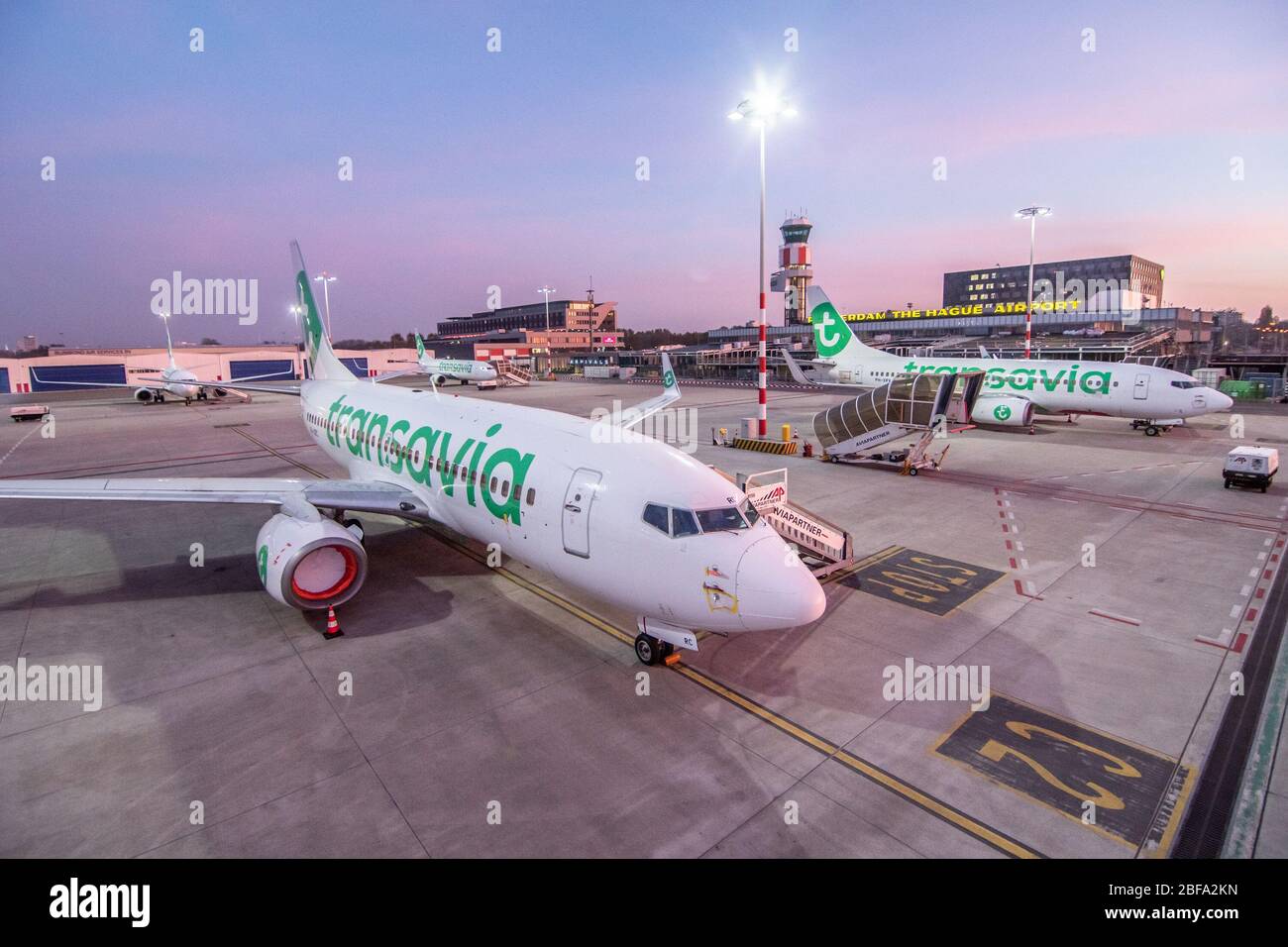 Rotterdam, Paesi Bassi. 17 Aprile 2020. ROTTERDAM, 15-04-2020, sei aerei Transavia sono stati messi a terra a causa del Coronavirus all'aeroporto di Rotterdam-l'Aia. ZES Transavia toestellen staan al weken aan de grond vanwege de corona maatregelen. Credito: Pro Shots/Alamy Live News Foto Stock