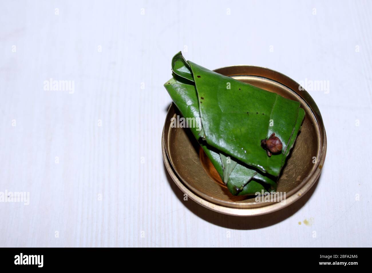 Profumatore indiano bocca Paan dolce, foglia di betel noci servito in una ciotola di ottone vintage con il modello tradizionale indiano Foto Stock