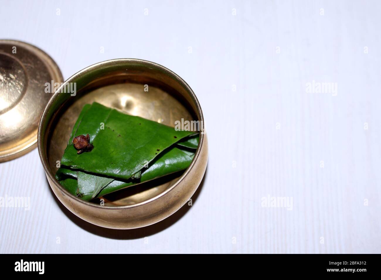 Profumatore indiano bocca Paan dolce, foglia di betel noci servito in una ciotola di ottone vintage con il modello tradizionale indiano Foto Stock