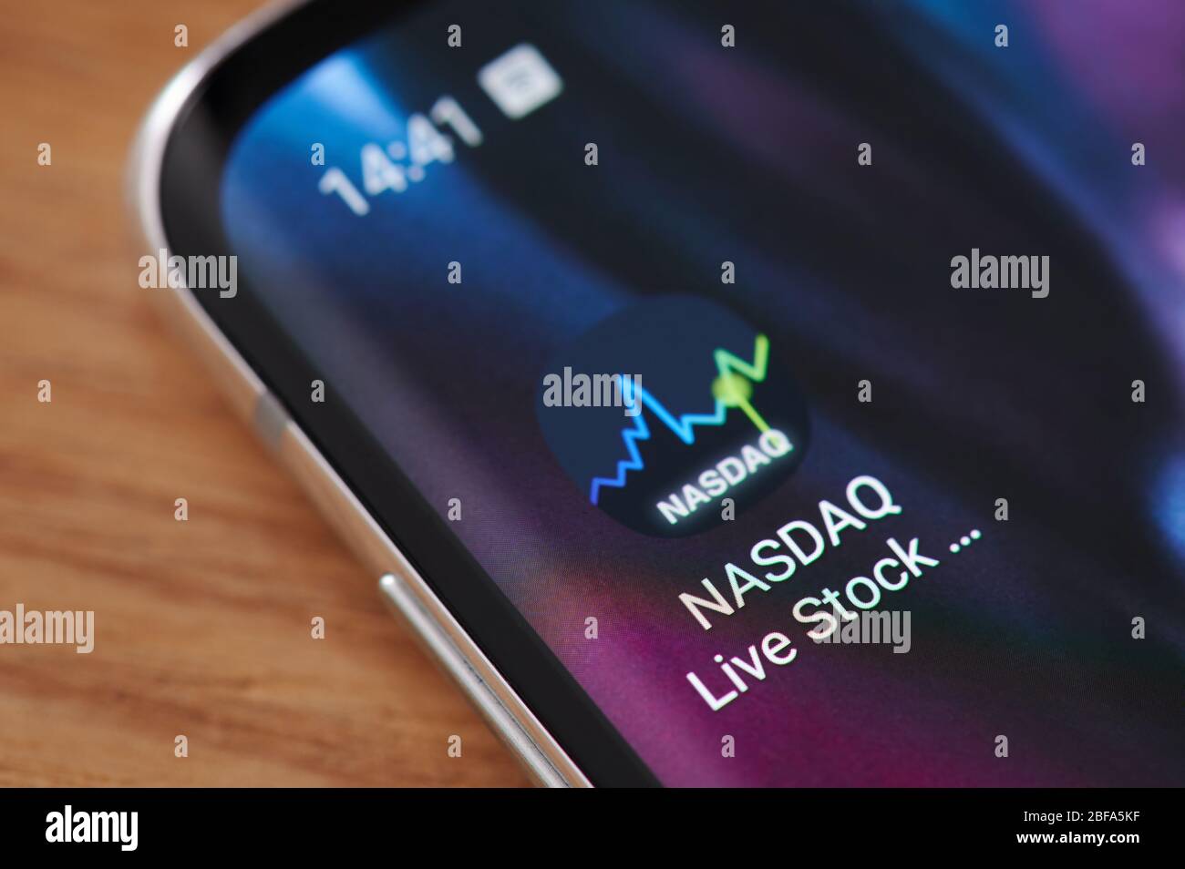 New-York , USA - 17 aprile 2020: Vista ravvicinata dell'icona dell'app NASDAQ Live Stock sullo schermo dello smartphone Foto Stock