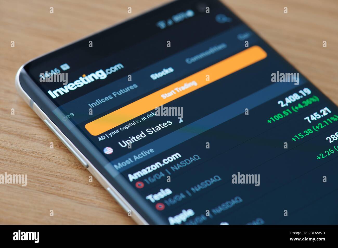 New-York , USA - 17 aprile 2020: Visualizzazione ravvicinata del menu azioni dell'app investente sullo schermo dello smartphone Foto Stock