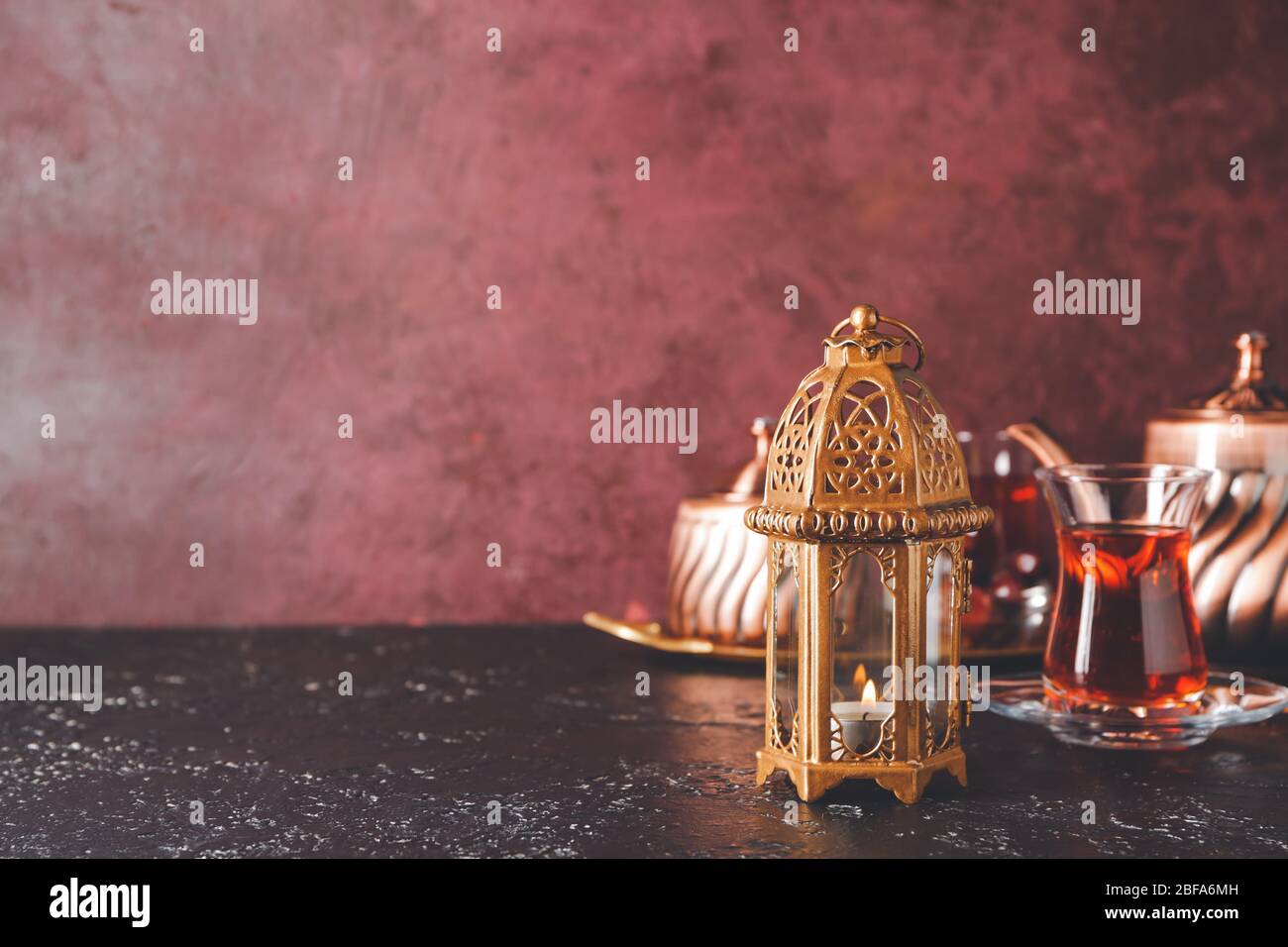 Lampada musulmana con tè sul tavolo Foto Stock