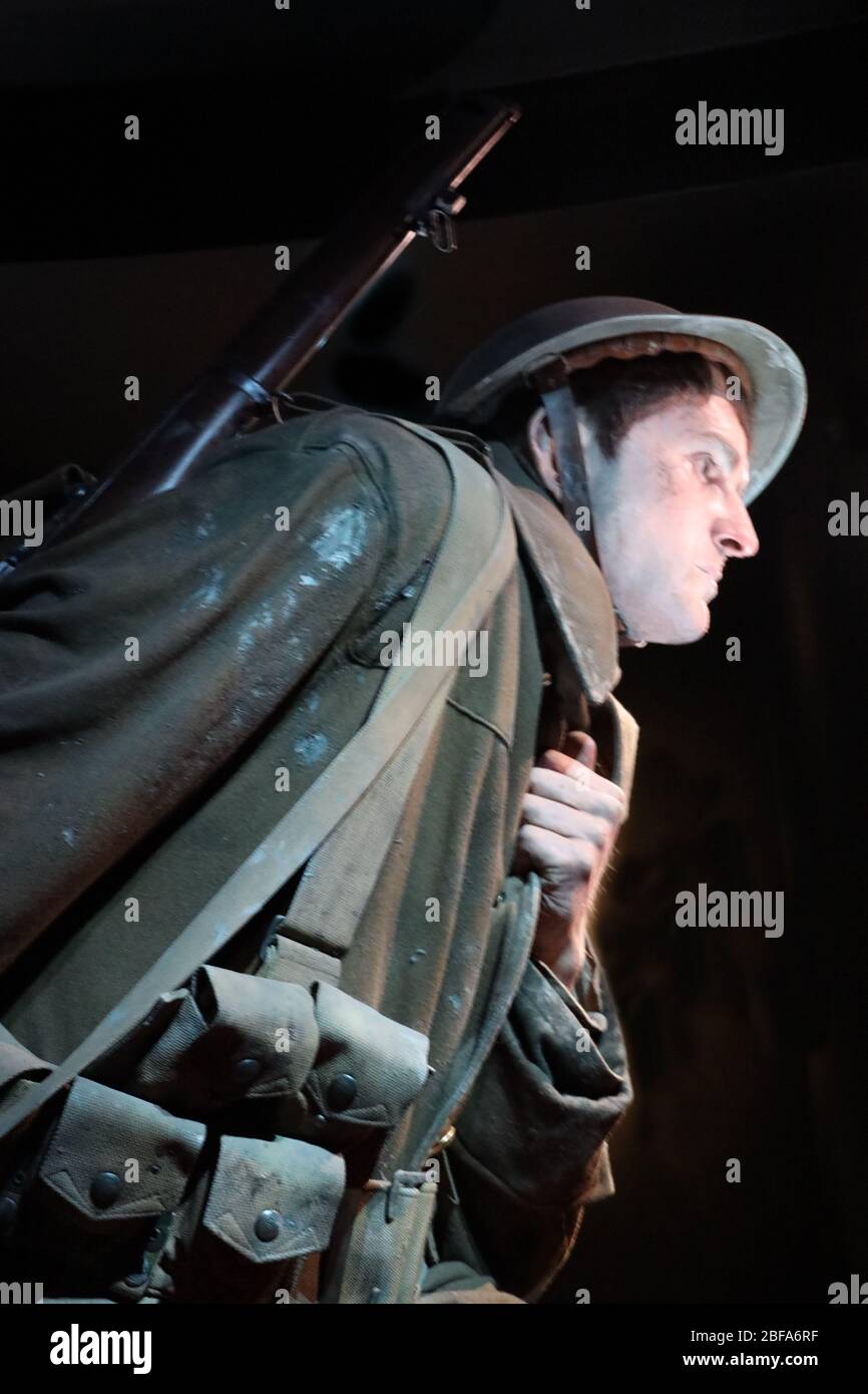 Mostra di Gallipoli ." La scala della nostra guerra". Te Papa Tongarewa . Wellington Museum.Exhibition of Weta workshop giganti figure in vetroresina/silicone. Foto Stock