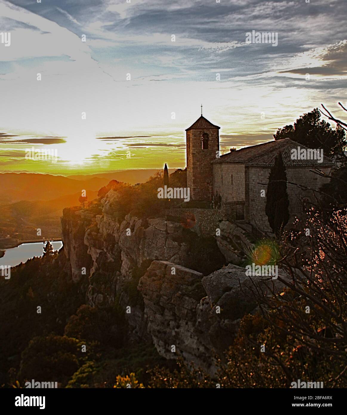 Chiesa di montagna al tramonto Foto Stock