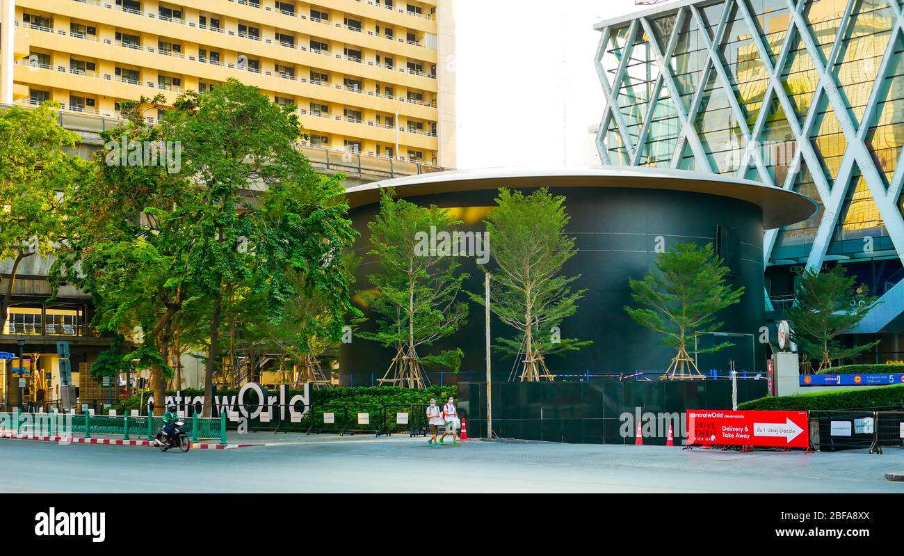 BANGKOK, THAILANDIA - 5 APRILE 2020: Il secondo Apple Store è in costruzione al CentralWorld, il più grande centro commerciale di Bangkok. Foto Stock