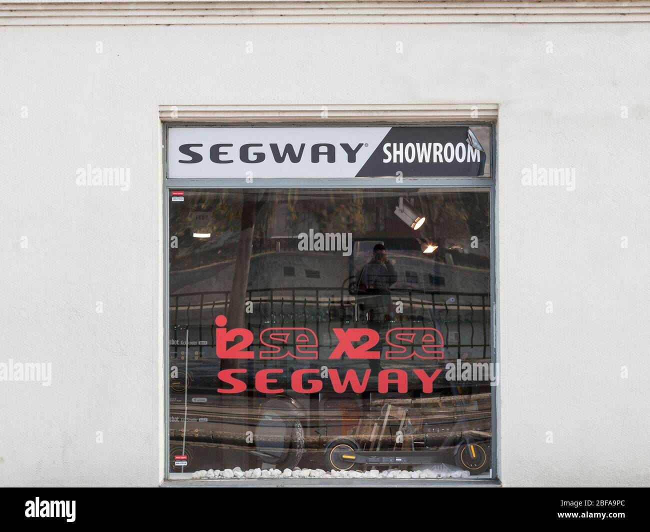 PRAGA, CZECHIA - 31 OTTOBRE 2019: Logo Segway davanti a uno dei loro negozi a Praga. Segway è uno scooter elettrico da hover. Immagine di un segno wit Foto Stock