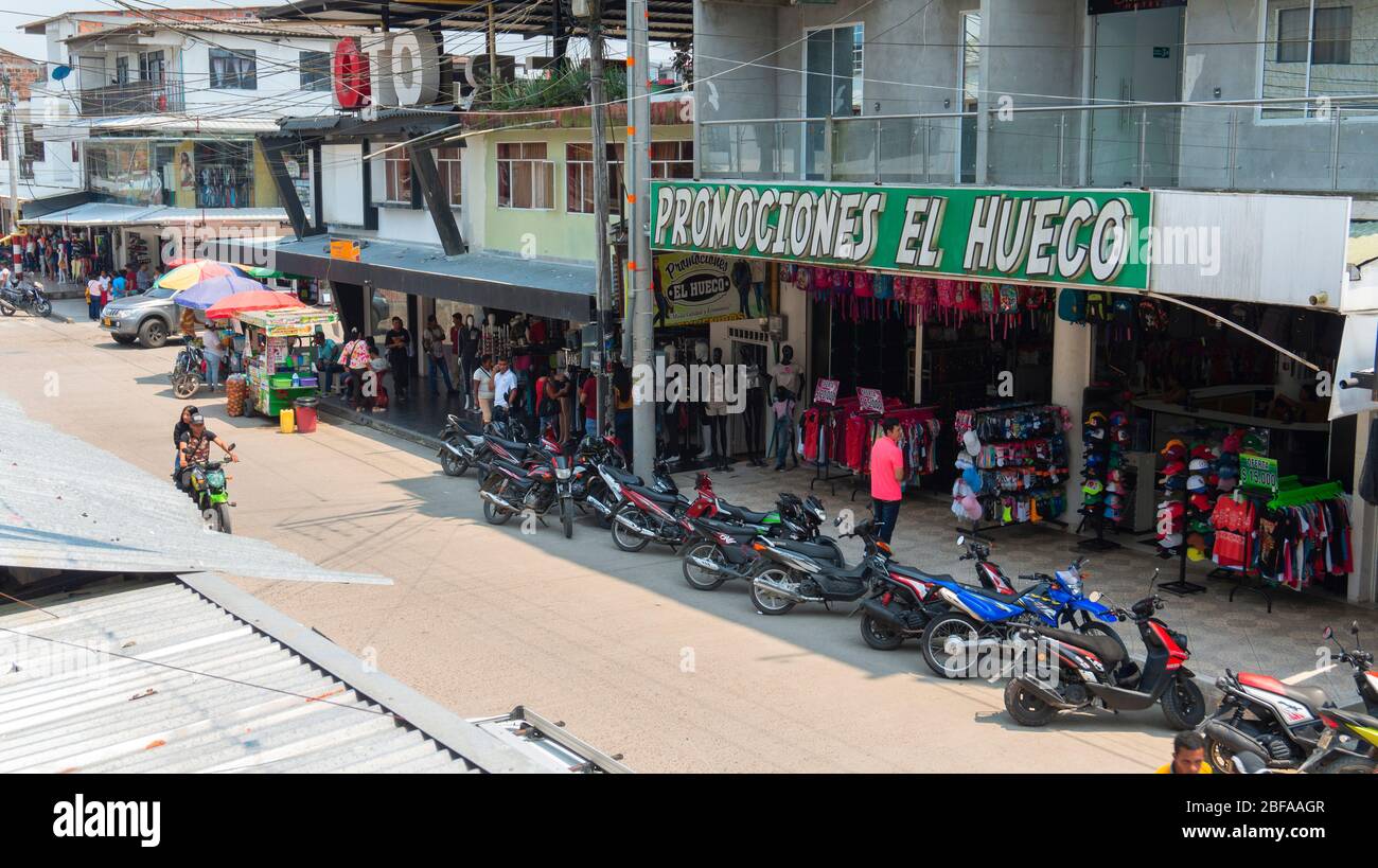 La Hormiga, Putumayo / Colombia - Marzo 8 2020: Persone che camminano su una strada piena di negozi di abbigliamento in una giornata di sole Foto Stock