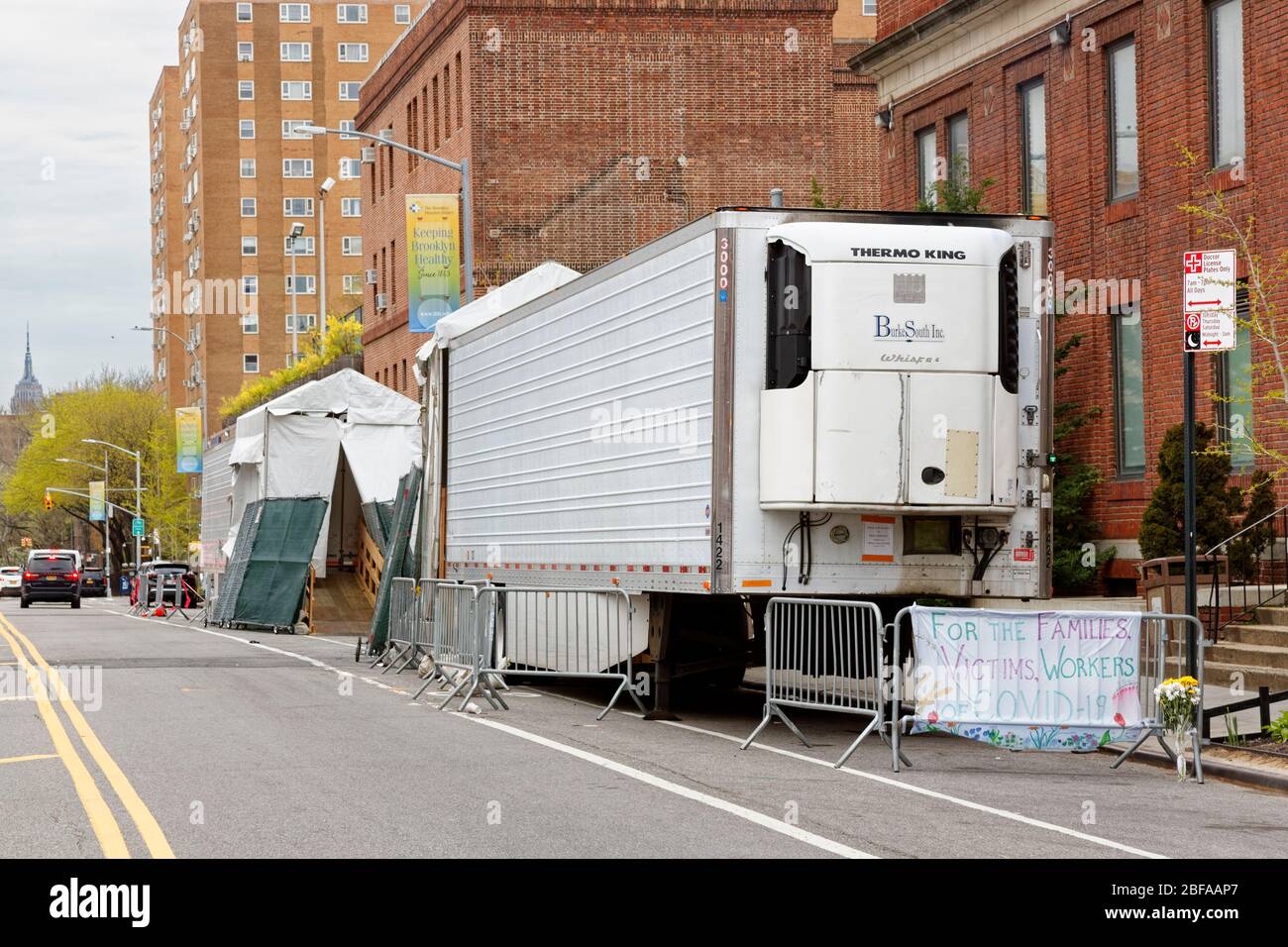 Due rimorchi sono stati allestiti in strada come morgues temporanei a causa della pandemia di coronavirus a Brooklyn NY Foto Stock